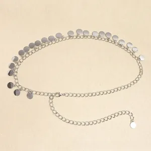 Détail d'une chaîne de taille en métal argenté avec paillettes rondes et fermoir