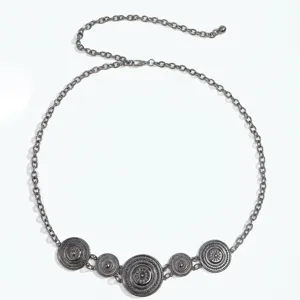 Detail van bohemien gunmetal taailleketting met zonmotief en verstelbare verlengketting