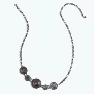 Detail van bohemien tailleketting met vijf gegraveerde vintage zonnemedaillons