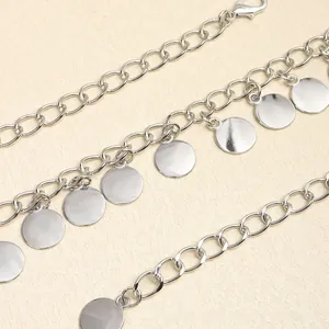 Vue détaillée de la ceinture chaîne en métal argenté avec pendentifs miroir polis