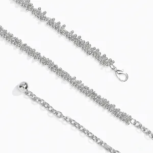 Detailaufnahme der silbernen Metall-Taillenkette mit Karabinerverschluss und Perle