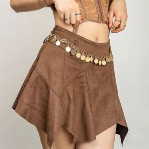Détail d'une mini-jupe en daim marron avec ourlet irrégulier et ceinture dorée