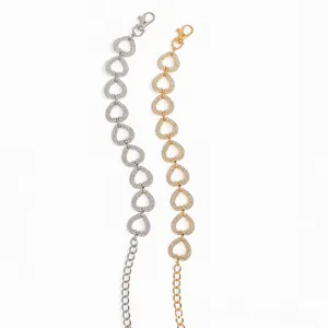 Détail des chaînes de taille en forme de cœur avec strass en doré et argenté