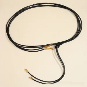 Détail d'une fine ceinture tressée noire avec boucle crochet en métal doré mat pour robes