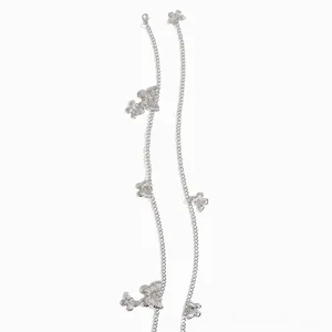Détails de chaînes de taille argentées avec pendentifs papillon et fermoir mousqueton