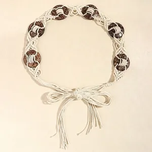 Cintura bohémien in cotone beige intrecciata a mano con dettagli in legno marrone scuro