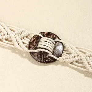 Dettaglio cintura bohemian macramè con motivi in cotone intrecciato e fibbia in cocco