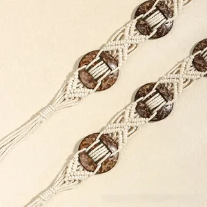 Détail d'une ceinture bohème tressée à la main en coton crème avec anneaux en bois
