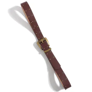Détail de la boucle vintage ciselée et rivets doubles sur ceinture en PU marron foncé