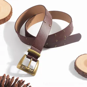 Détails de la ceinture rétro en similicuir avec rivets en bronze et boucle gravée