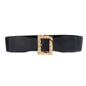 Ceinture élastique noire avec boucle carrée dorée texturée et détails en cristal