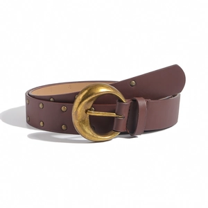 Détail d'une ceinture vintage en PU marron avec boucle croissant dorée et rivets
