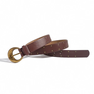 Détail d'une ceinture en cuir marron vintage avec doubles rangées de rivets en laiton