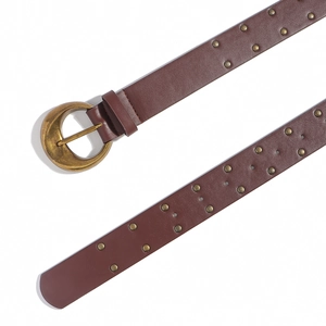Détail de la ceinture vintage en cuir PU marron foncé avec rivets et boucle en laiton