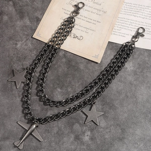Détail de la chaîne de pantalon en métal à double couche avec pendentifs étoile et avion