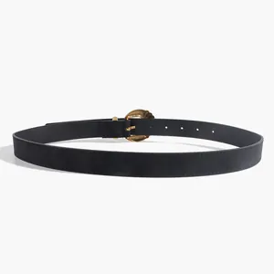 Détail d'une boucle dorée vintage texturée sur une ceinture en cuir PU noir pour femme