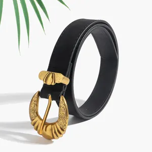 Vue détaillée de la boucle dorée vintage gravée sur une ceinture en cuir noir mat