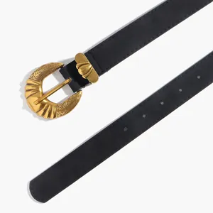 Vue détaillée de la boucle dorée gravée et de la ceinture en similicuir noir pour femme