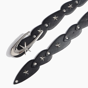 Dettaglio cintura in pelle nera con inserti a goccia e borchie a stella d'argento
