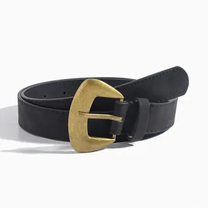 Détail de la ceinture vintage en PU noir mat avec boucle en métal bronze et surpiqûres