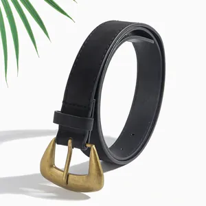 Détail de la ceinture noire en similicuir avec boucle dorée vintage et fini mat