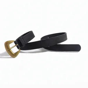 Gros plan sur ceinture PU vintage noire avec boucle en laiton antique et fini mat