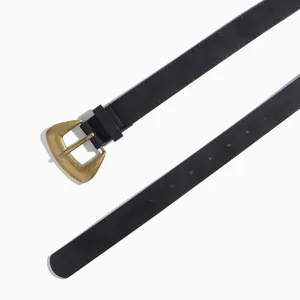 Détail de la ceinture rétro en cuir PU noir avec boucle dorée et texture mate élégante