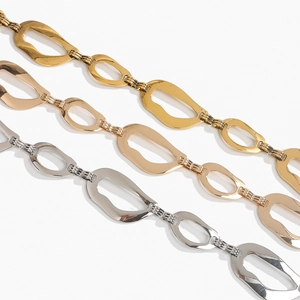 Dettaglio di tre cinture a catena in metallo irregolare in oro, argento e oro rosa