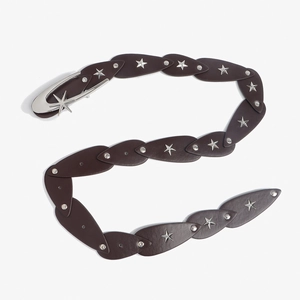 Dettaglio cintura in pelle marrone scuro con stelle metalliche e rivetti in stile punk