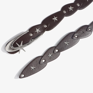 Dettaglio cintura in pelle marrone con borchie a stella e fibbia metallica in stile punk Y2K