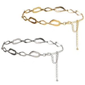 Dettaglio di catene regolabili in oro e argento con maglie ovali irregolari in metallo