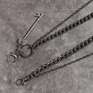 Détail de chaînes de pantalon punk à double couche avec pendentif clé vintage et mousquetons