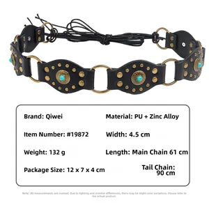Détail d'une ceinture bohème avec perles turquoise et reliefs en alliage de zinc