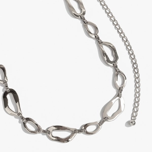 Dettaglio delle maglie ovali irregolari in argento e catena di estensione regolabile della cinta