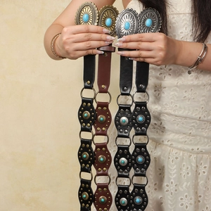 Detalle de cinturón western bohemio con hebilla grande vintage y piedras turquesas