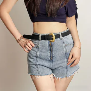Détail rapproché d'un short en jean bleu clair avec ourlet effiloché et coupe taille haute