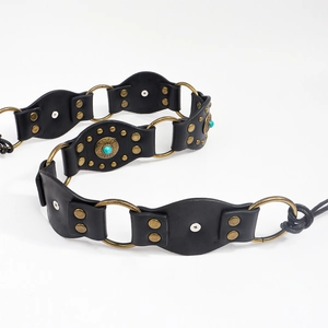 Détail de ceinture bohème en cuir noir avec incrustation turquoise et anneaux bronze