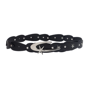 Cintura nera in pelle con fibbia a stella e luna e decorazioni in rivetti metallici