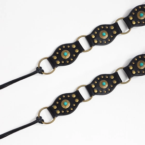 Détail de la ceinture bohème avec pierres turquoise, anneaux en bronze et rivets en métal