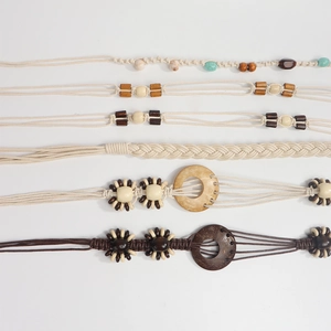 Handgefertigte Boho-Gürtel aus Baumwolle mit Holzperlen und Harzsteinen für Kleider