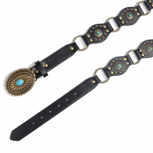 Detalle de cinturón retro western con hebilla de metal de girasol y piedra turquesa