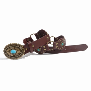Detalle de cinturón de cuero estilo western con hebilla turquesa y tachuelas vintage