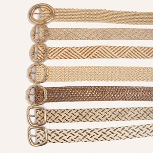 Colección de siete cinturones trenzados con hebillas doradas en tonos naturales