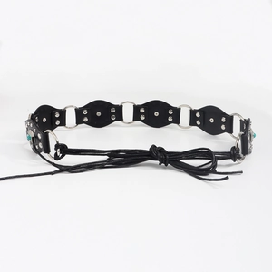 Détail de la ceinture bohème en cuir noir avec anneaux métalliques, clous et perles turquoises
