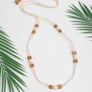 Detail der böhmischen handgewebten Taillenkette mit Naturholzperlen auf weißem Grund