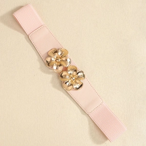 Detailansicht des rosa elastischen Taillengürtels mit doppelten goldenen Metallschnallen