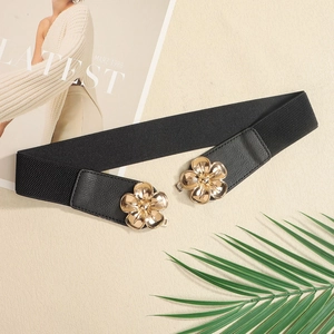 Detailansicht des schwarzen elastischen Taillengürtels mit goldener Blumenschließe