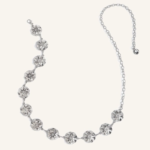 Cintura a catena in metallo argento con texture floreali per decorare vestiti