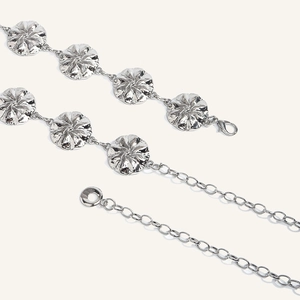 Dettaglio della catena da vita in argento martellato con motivi a conchiglia e chiusura a moschettone