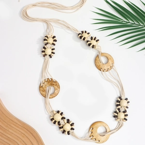 Detail der böhmischen handgewebten Taillenkette mit Holzringen und Perlen für Kleider